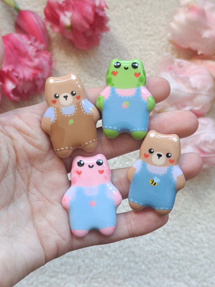 Значок ручной работы Медвежонок в комбинезоне с пчёлкой