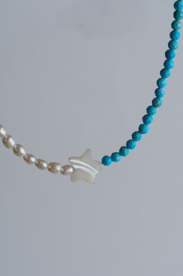 Ожерелье из речного жемчуга, говлита и перламутра “Beach Day”