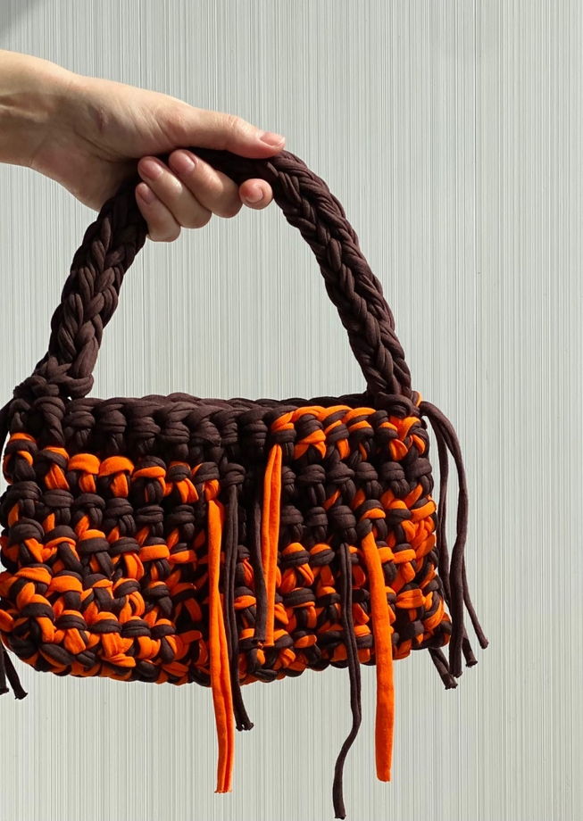 Вязаная сумка багет из хлопка с металлической застежкой-кнопкой цвет шоколад\апельсин