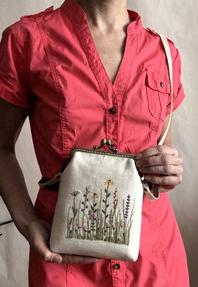 Женская сумочка с вышивкой