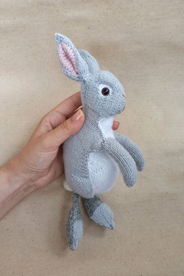 Маленький вязаный серый кролик