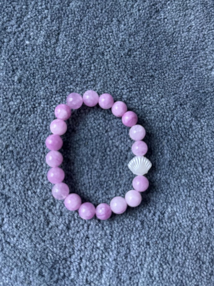 Браслет из натурального камня фиолетовый халцедон с ракушкой Ani.g.bracelets