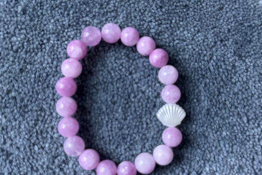 Браслет из натурального камня фиолетовый халцедон с ракушкой Ani.g.bracelets