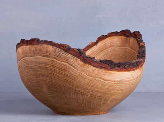 Интерьерная чаша из древесины дуба с живым краем