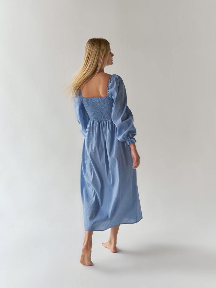 Платье с объемными рукавами синего цвета