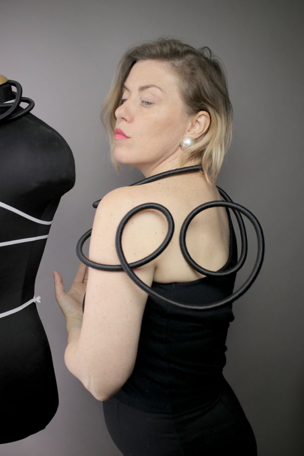 Длинное гибкое колье.