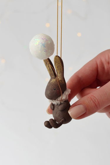 Авторская декоративная игрушка кролик "с шариком", шоколадный
