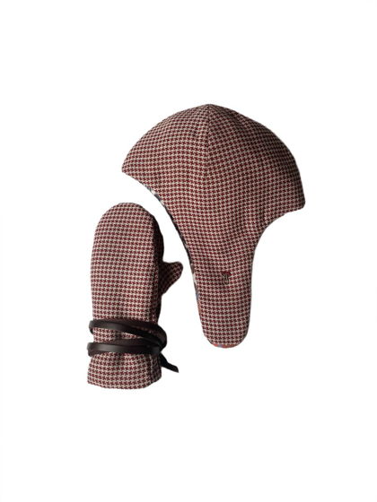 Комплект из шапки-оплеухи и варежек на кожаных ремнях Labase