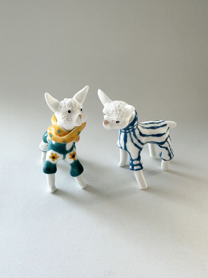Коллекционная статуэтка -подвес-ёлочная игрушка альпака в полосатом свитере и в съемном шерстяном шарфе из английского костяного фарфора ручной работы