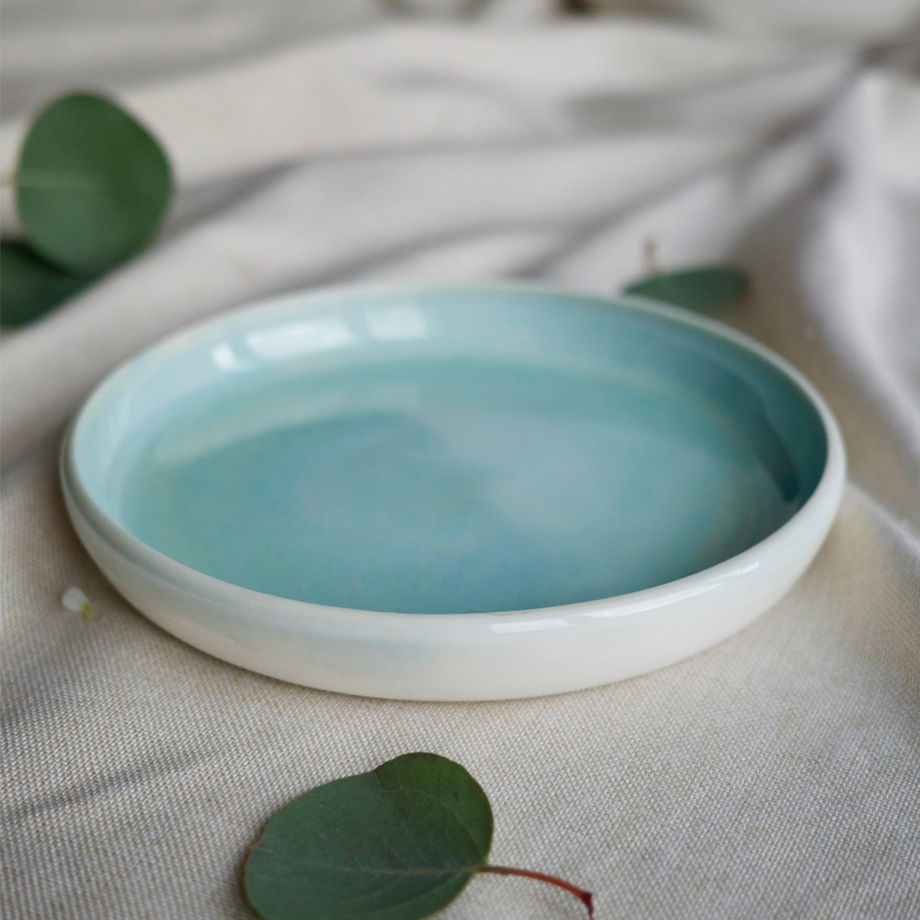 Тарелка бело-бирюзовая плоская ручной работы, "Лазурь"