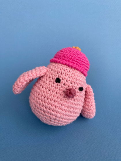 Вязаная игрушка птичка-погремушка для малышей 0+ цвет розовый