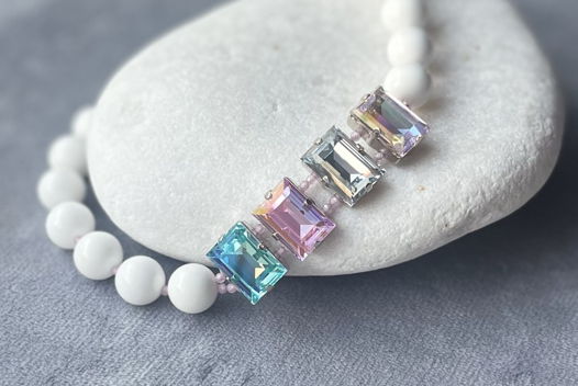 Чокер из бусин Тридакны и кристаллов