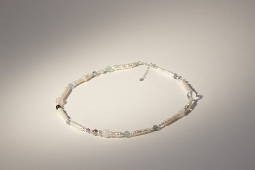 Ожерелье ROUTE из крупного вытянутого натурального жемчуга с различными минералами