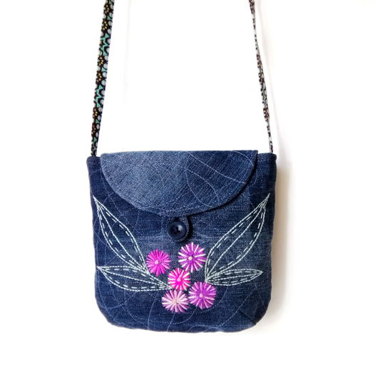 Маленькая джинсовая сумочка ручной работы с вышитыми цветочками