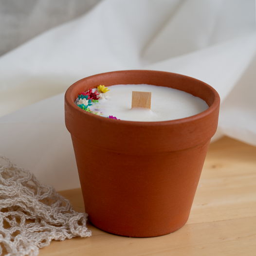 Соевая ароматическая свеча в керамическом горшочке.