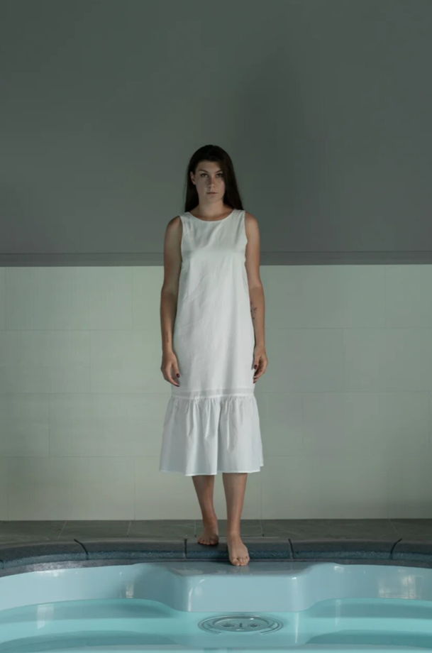 Белое платье с вырезом на спине