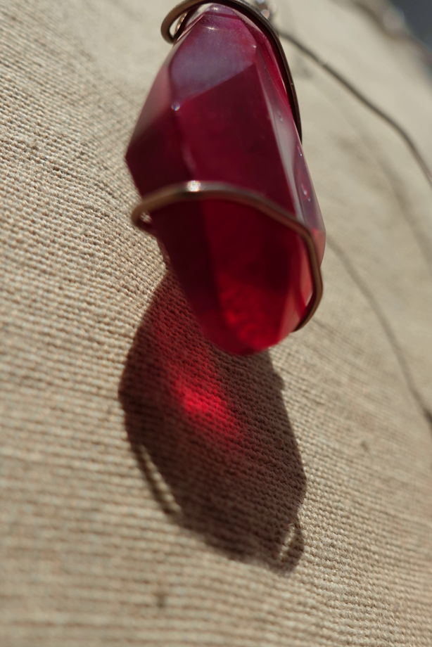 Интерьерная подвеска из эпоксидной смолы - Мобиль с кристаллами "Руби"