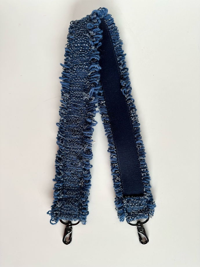 Женская синяя сумка тоут из твида ручной работы с декоративным ремнем.