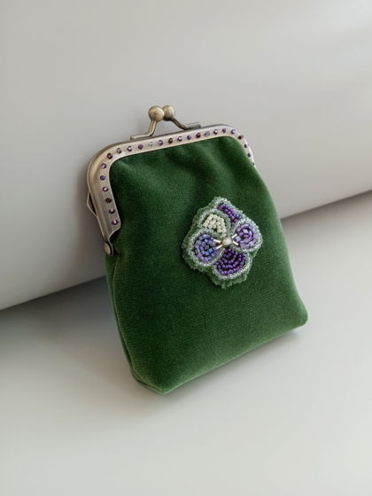 Зелёный кошелёк из хлопкового велюра с ручной вышивкой "Виола"