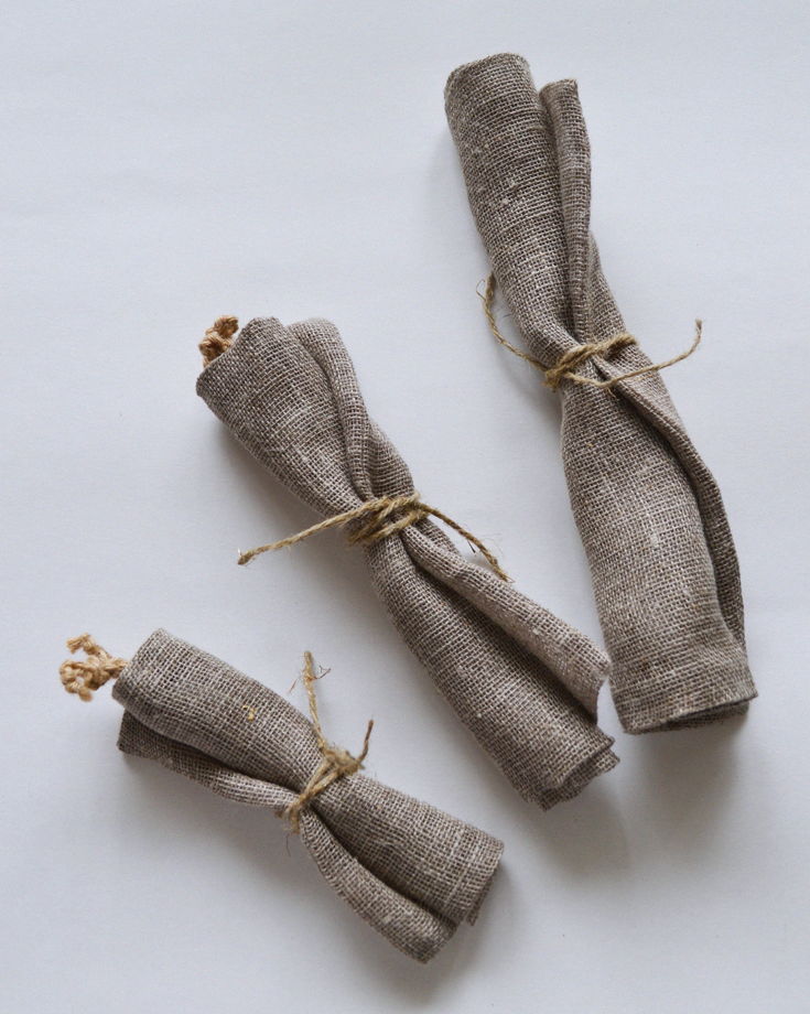 Набор льняных мешочков темного цвета с плетеными джутовыми шнурами