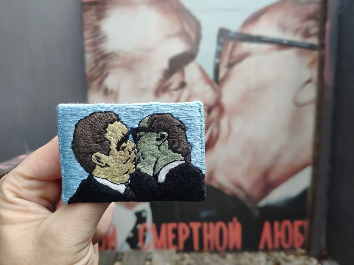 Вышитая вручную брошь "Поцелуй Брежнева и Хонеккера"