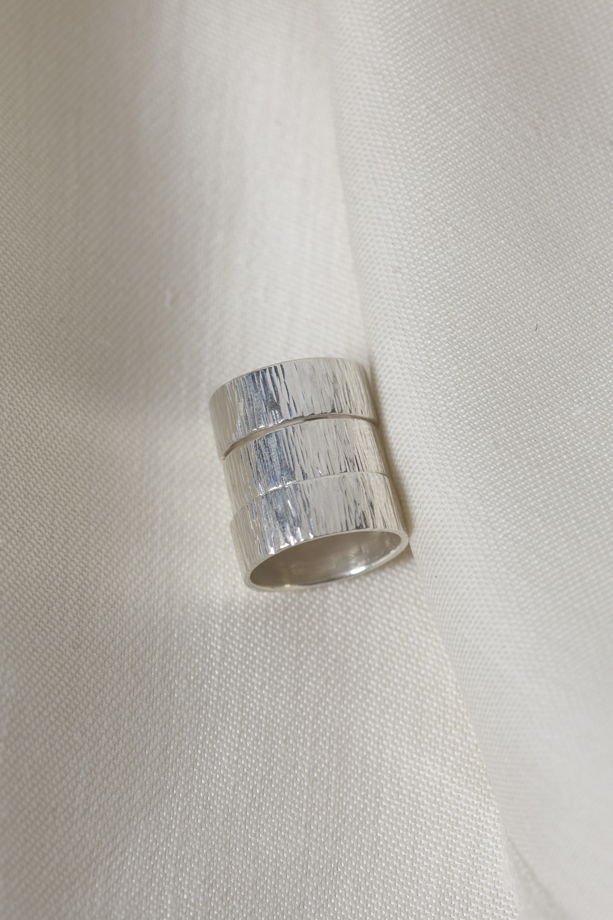 Широкое кольцо с фактурой "Кора"