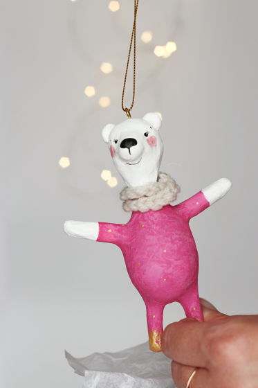 Авторская елочная игрушка "Медведь белый в розовом комбинезоне"