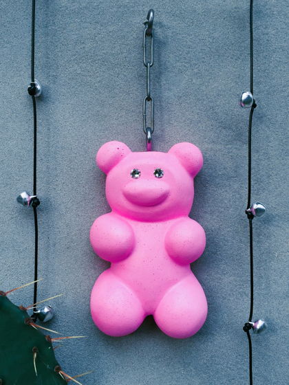 Розовый медведь для декора стен из арт бетона со стразами