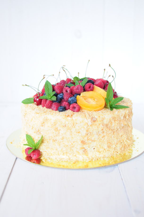 Торт Наполеон (с. ягодами и крошкой)