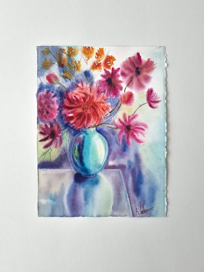 Картина акварелью натюрморт с голубой вазой и цветами