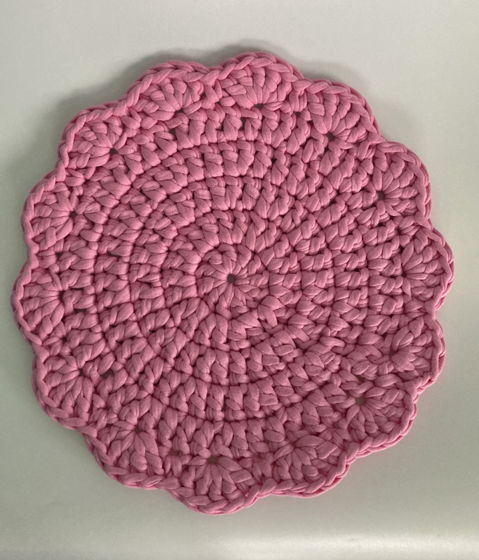 Ярко-розовая декоративная салфетка, связанная вручную