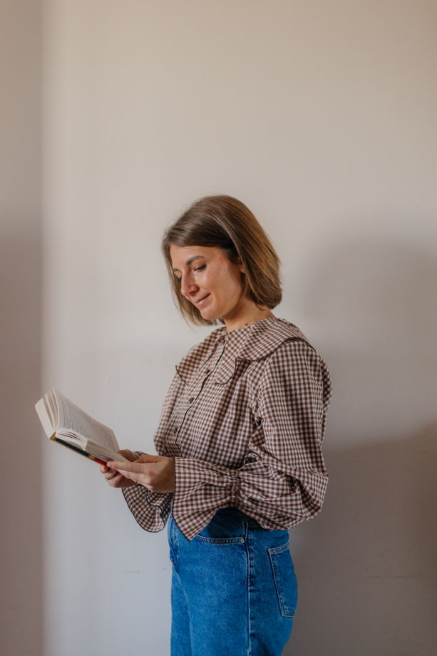 Блузка в шоколадную клетку с воротничком цветочек