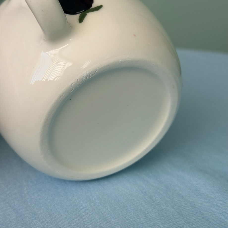 Чашка белая с голубиками ручной работы