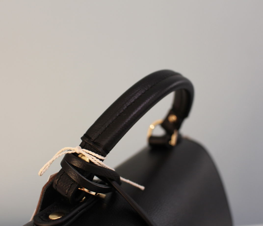 Повседневная сумочка "NewClassic" в размере M из натуральной кожи saffiano