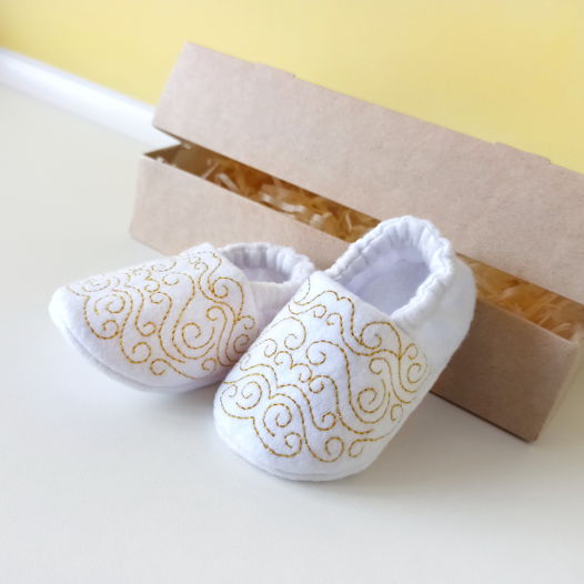 Белые пинетки на Крещение для новорожденной. Из фетра, с золотой вышивкой.