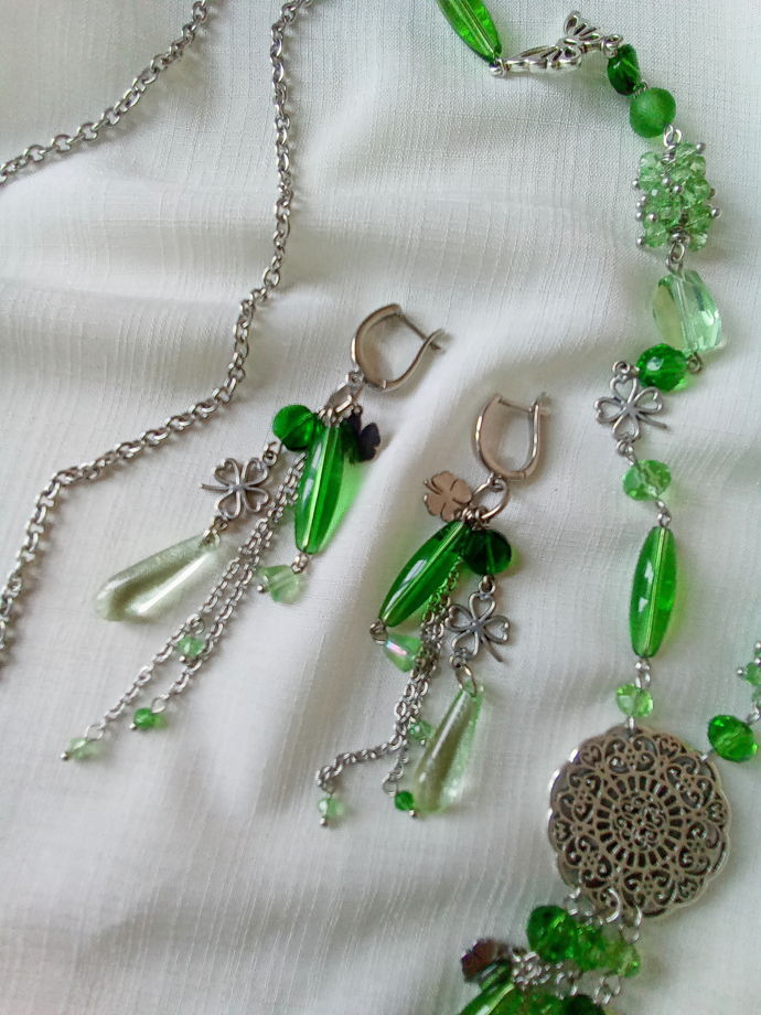 Комплект украшений из зелёного стекла сотуар и серьги "Летний луг"