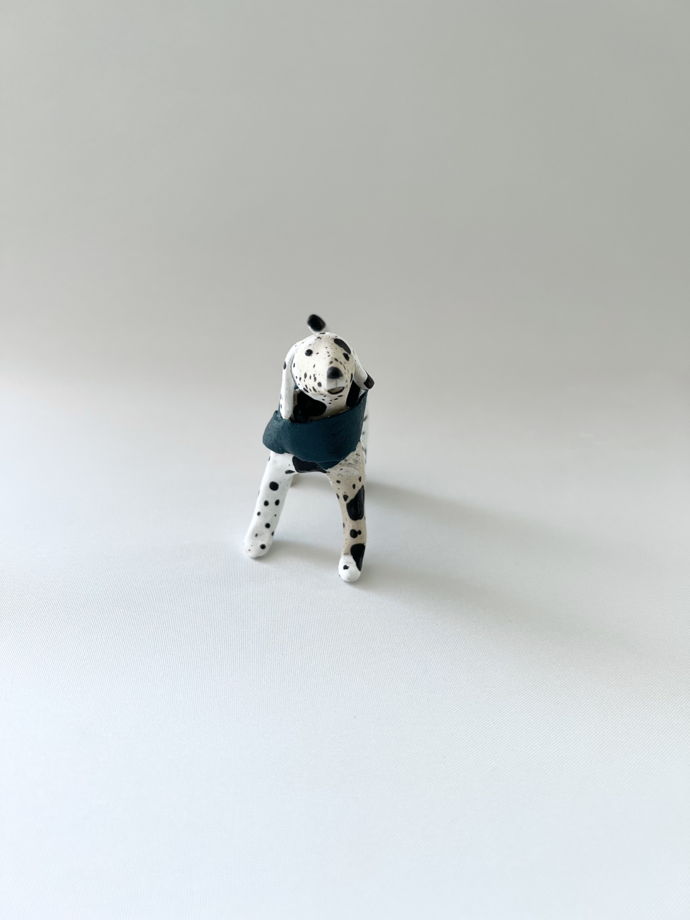Интерьерная игрушка- статуэтка чёрно-белая собака в синем шарфике из каменной керамики ручной лепки