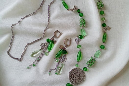 Комплект украшений из зелёного стекла сотуар и серьги "Летний луг"