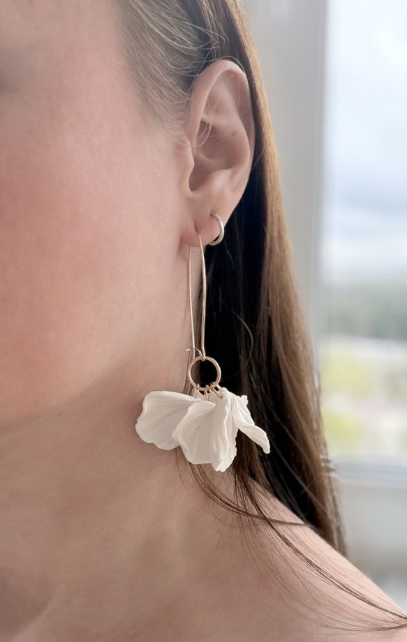 Женские серьги ручной работы из полимерной глины белого цвета с лепестками, латунная фурнитура, украшение на свадьбу и выпускной