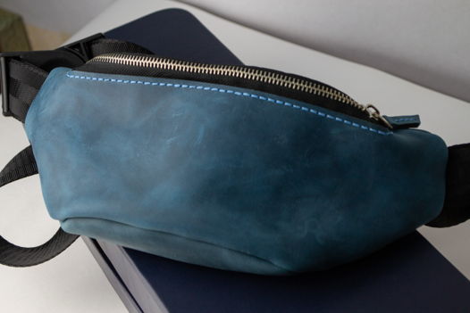 Поясная сумка из натуральной кожи Crazy Horse в синем цвете