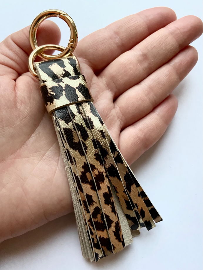 Брелок-кисточка из кожи леопардового цвета