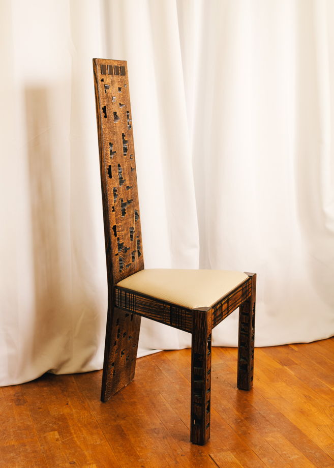 Дубовый стул с высокой спинкой