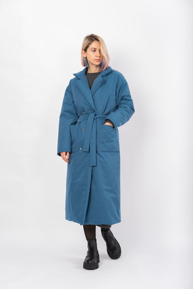 Зимнее пальто с отложным воротником синего цвета