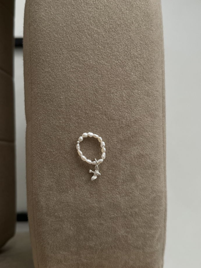 Браслет из жемчуга с подвесом птичка из серебра