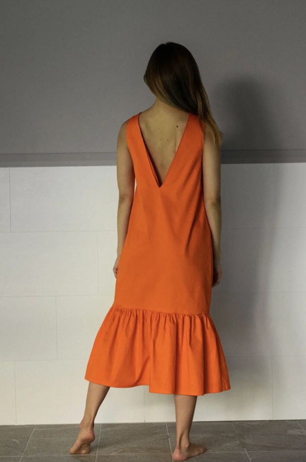 Оранжевое платье с вырезом на спине