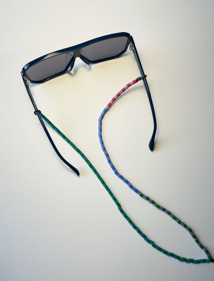 Холдер подвеска для очков из пластиковых бусин зеленого, голубого, сиреневого и красного цветов.