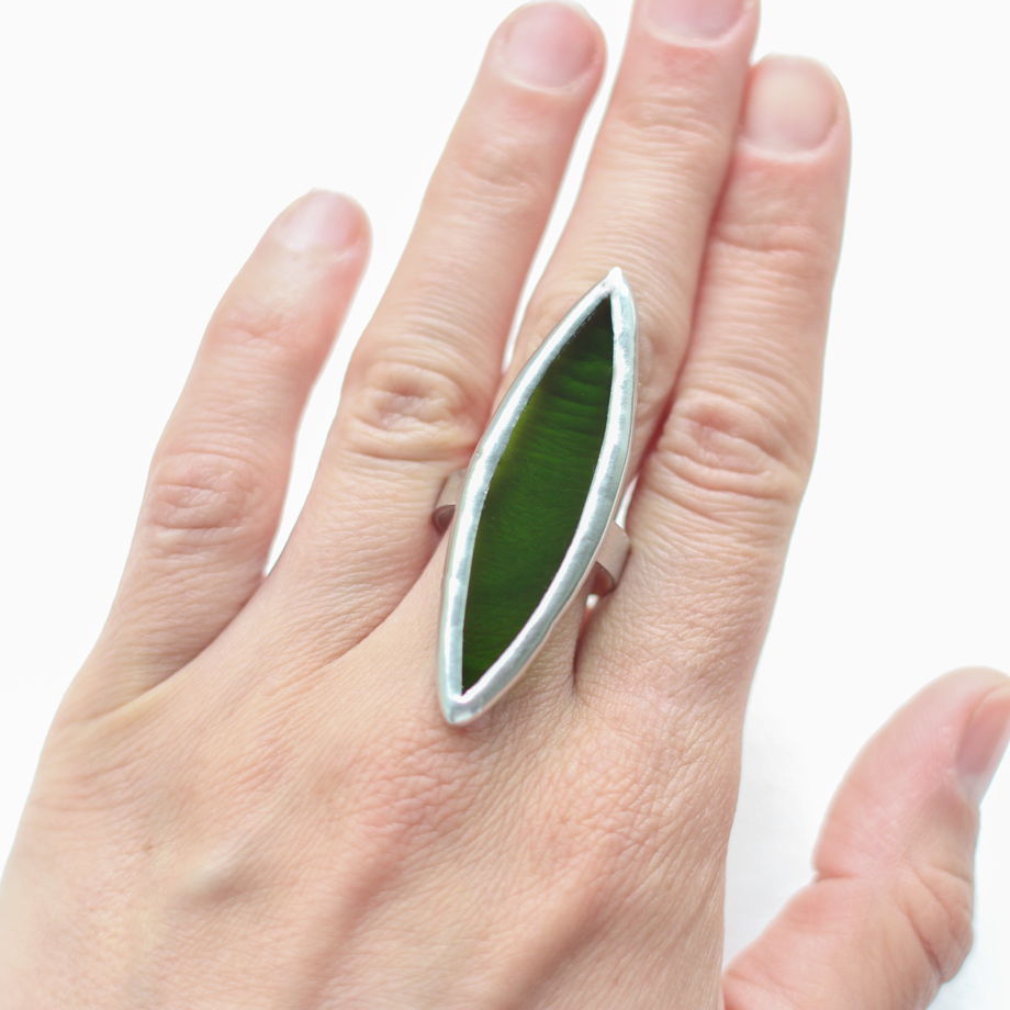 Кольцо из полупрозрачного зеленого стекла