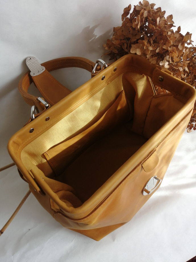 Женская сумка саквояж ручной работы из натуральной кожи.