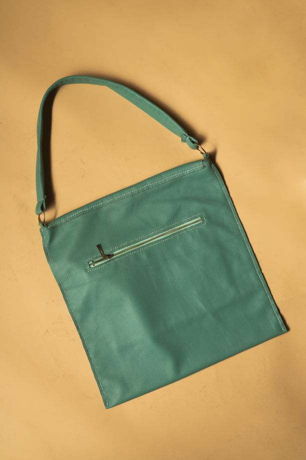 Бирюзовая кожаная сумка на ремешке с необработанным краем ручной работы
