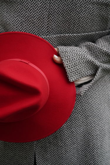 Красная шляпа федора